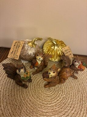 Autumn 🍂 Squirrel Figurine Set with Velvet Pumpkins - Champagne & Gold